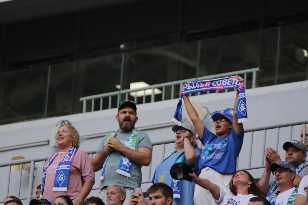 С первых минут матча самарские болельщики гнали команду вперед.