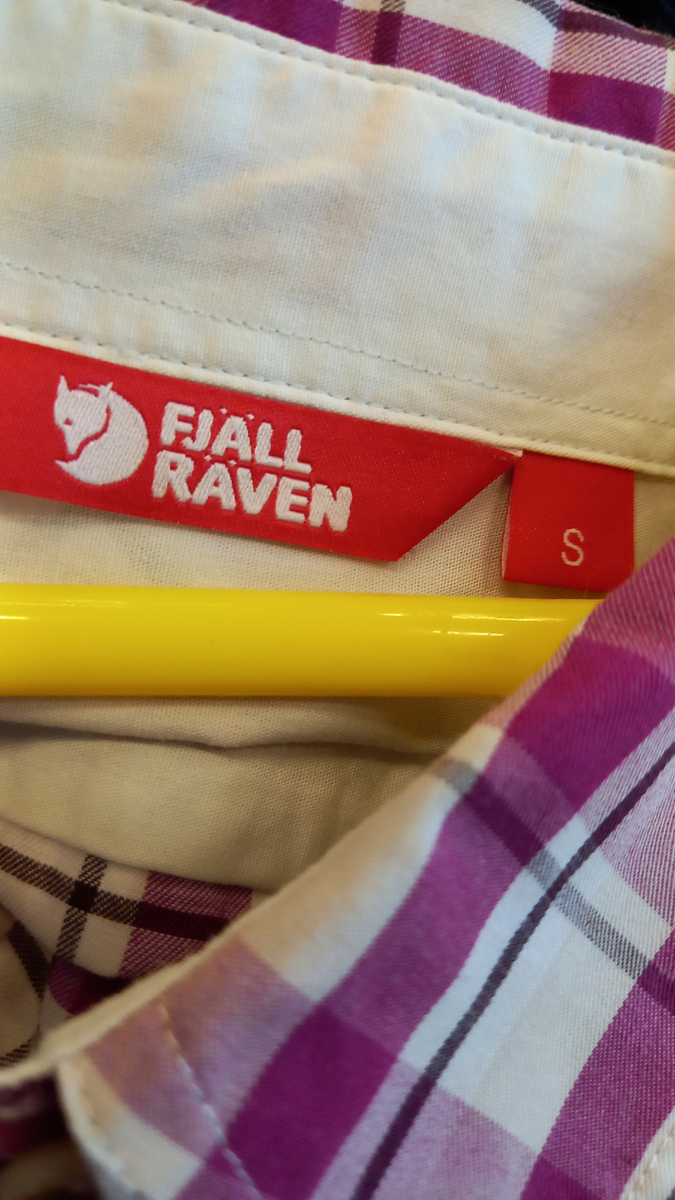 Дорогой шведский бренд, цены на рубашку от 11 до 23 тысяч рублей, и то с 50% скидкой