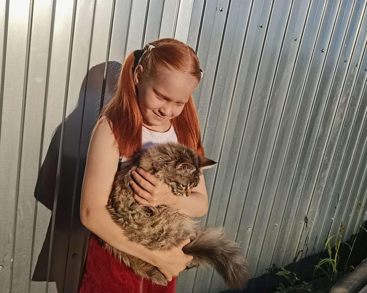 Полина с кошкой Марусей. Фото из домашнего архива