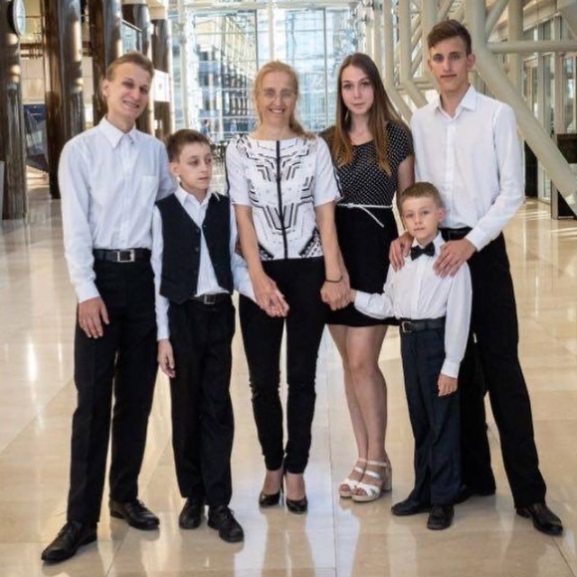 Елена со всеми детьми