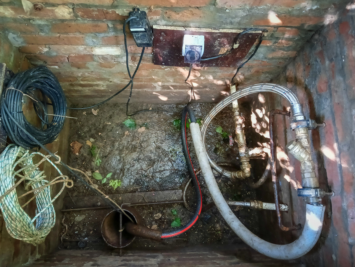 Скважина с насосом и все коммуникации