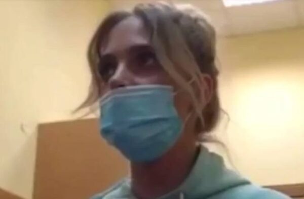    Глюкоза общается с украинскими пограничниками. Фото: скрин