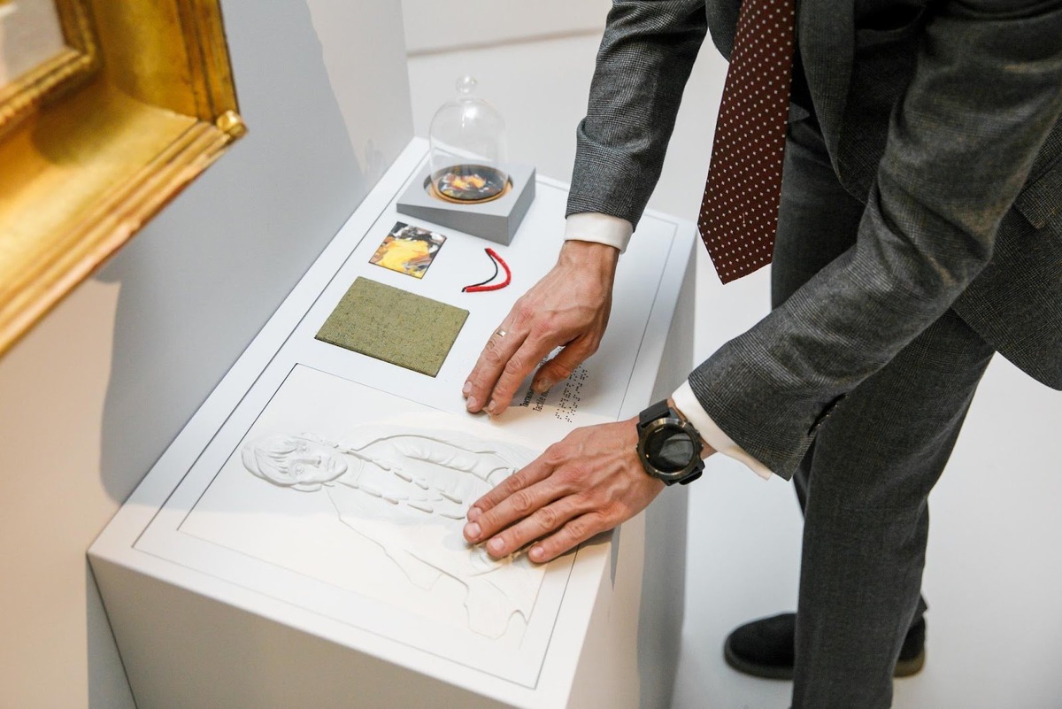 Тактильная копия работы с клошем аромата в Музее русского импрессионизма