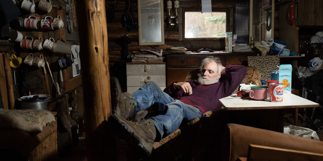 Мужчина уже 40 лет живет в глуши без телевизора, новостей и благ цивилизации. Как он устроил свой быт и почему оказалася в лесу