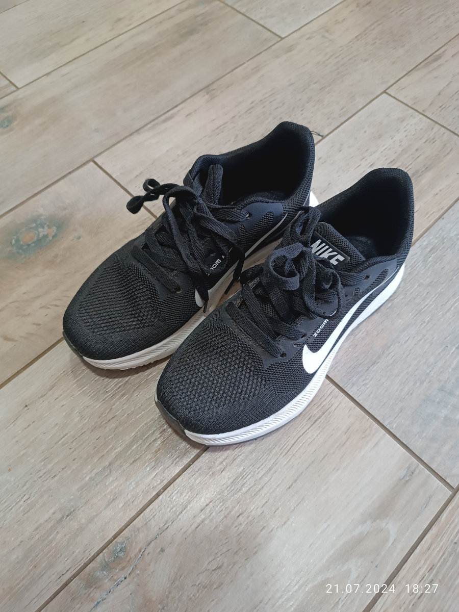 Новые любимые кроссовки дочери.