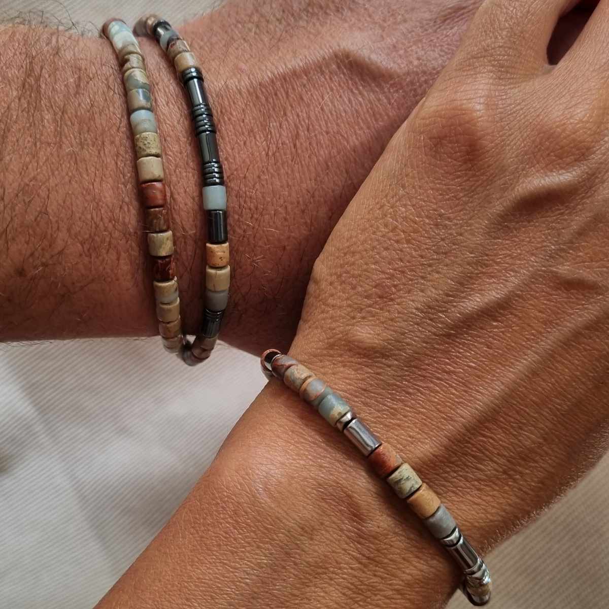 Парные браслеты из Шоушаня. Мужской браслет в два оборота и женский браслет в один оборот. В каждом зашифрованы цифры на азбуке Морзе 