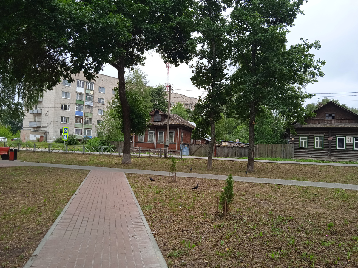 Буй. Наравне с советскими пятиэтажками стоят новые кирпичные и старые бревенчатые дома