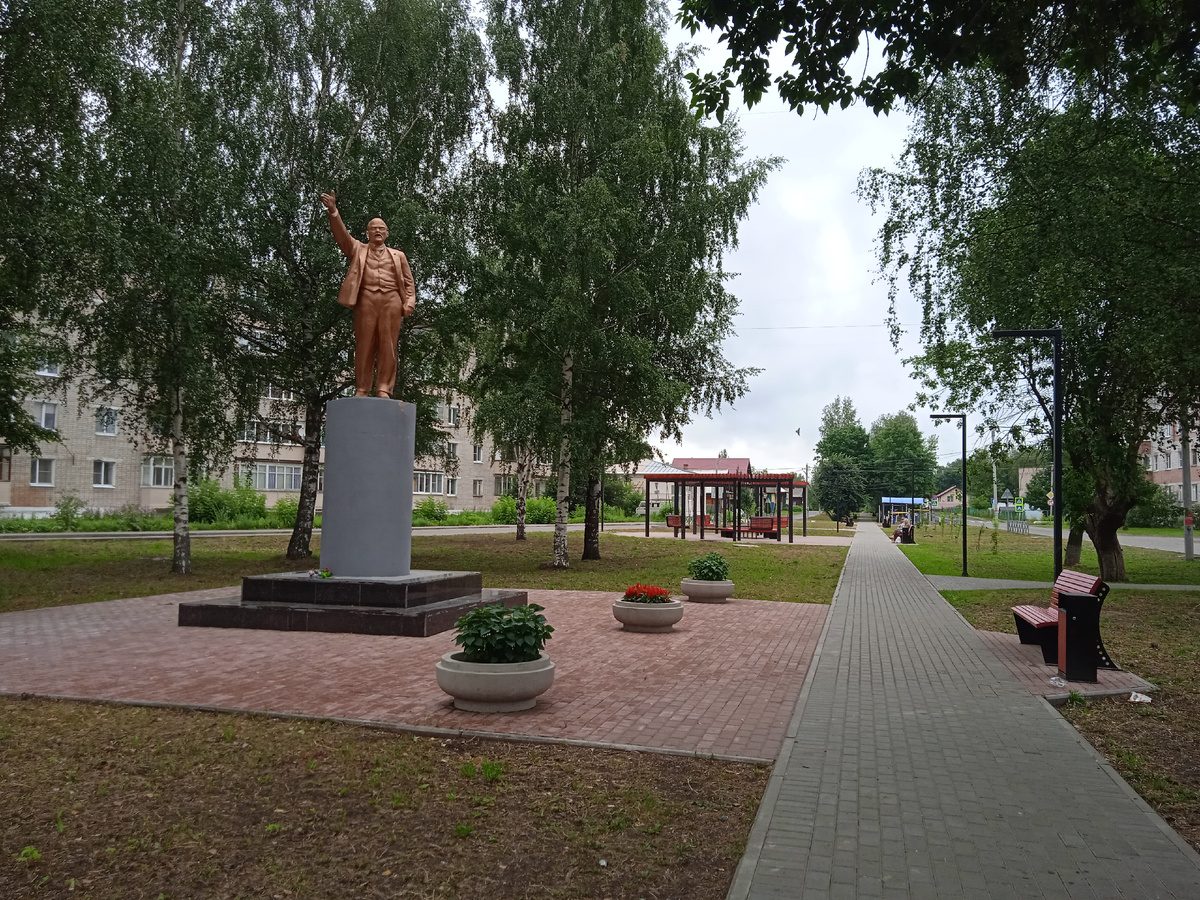 Ленин по-прежнему указывает верный путь