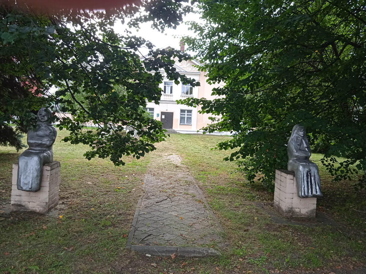 Еще одна загадка. Хотя местные люди наверняка знают