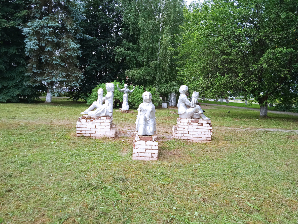 Рядом в сквере странные скульптуры с ужасными ликами. 