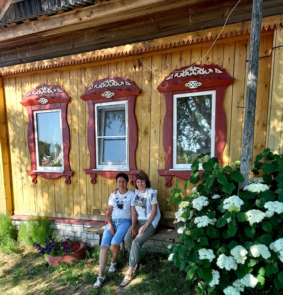 С двоюродной сестрой Леной на скамейке около дома в Автодеево