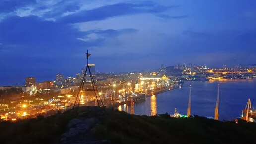 Вид на ночной Владивосток с высоты 89 метров. Сопка Крестовая, Русский мост, бухта Золотой рог.