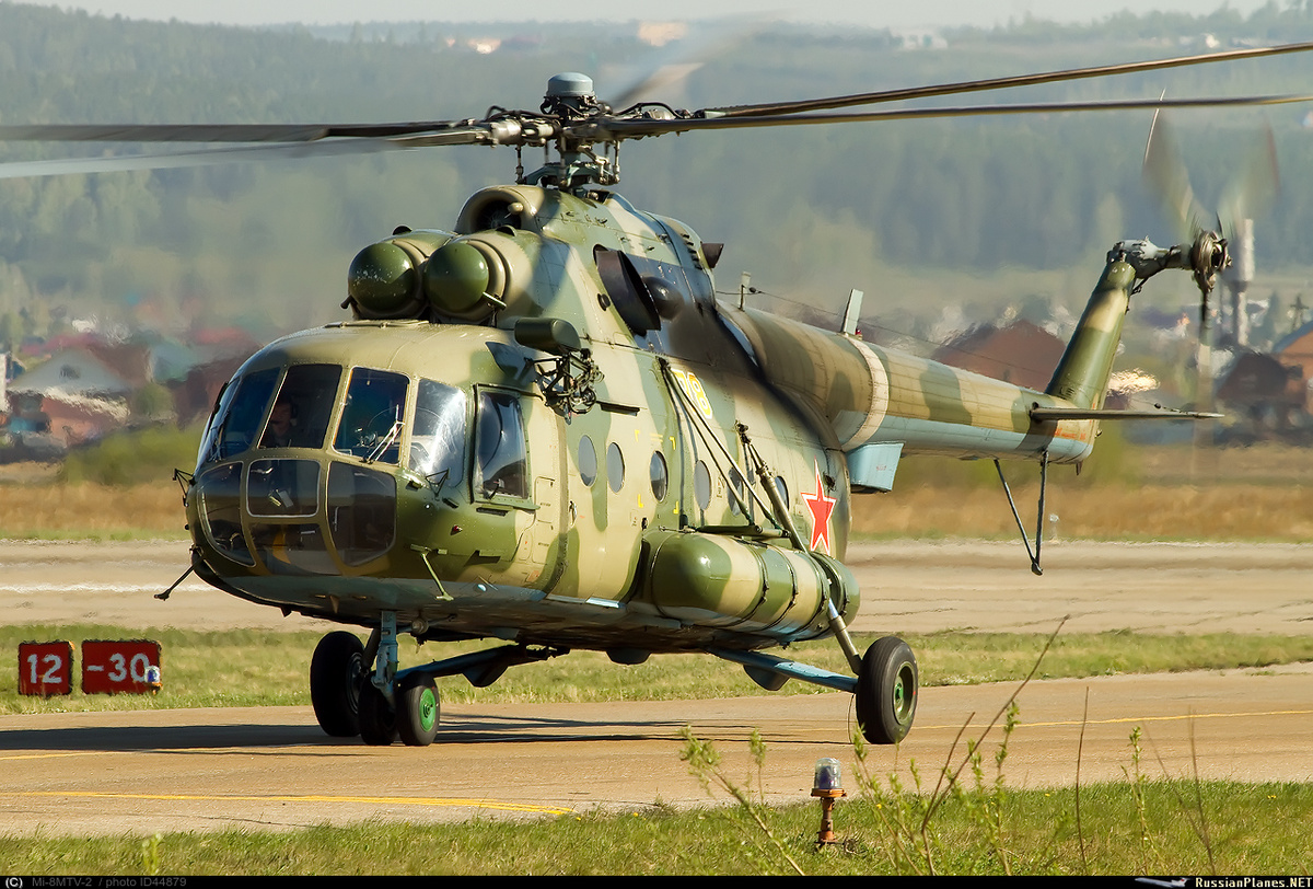 Вертолёт Ми-8, с характерным "кольцом" на хвостовой балке. Что обозначало принадлежность к ВВ