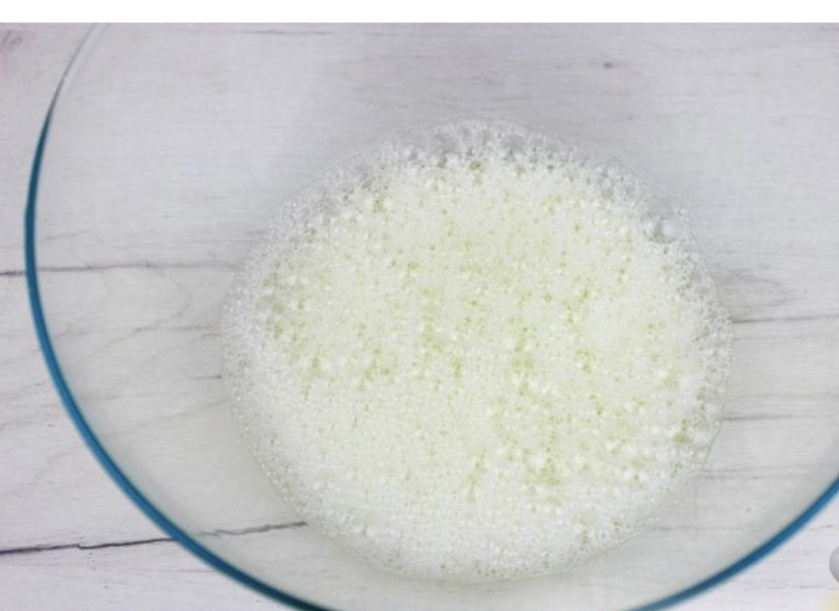 В миске взбить миксером на небольшой скорости белки со щепоткой соли до легкой пены