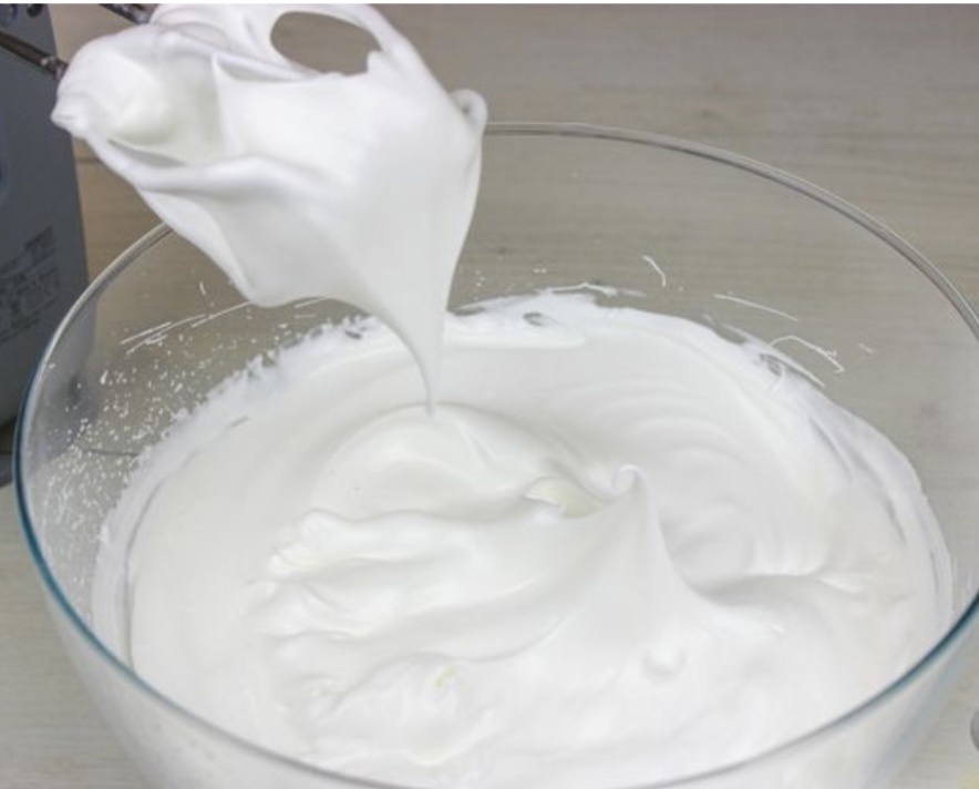 Добавить лимонный сок, ванильный сахар, и, продолжая взбивать миксером уже на высокой скорости, частями всыпать сахарную пудру. Взбивать примерно 10 минут