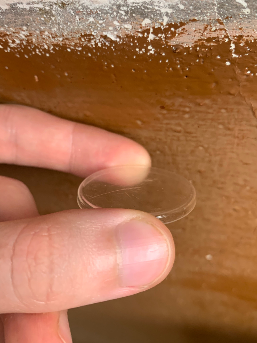 Есть одна глубокая царапина