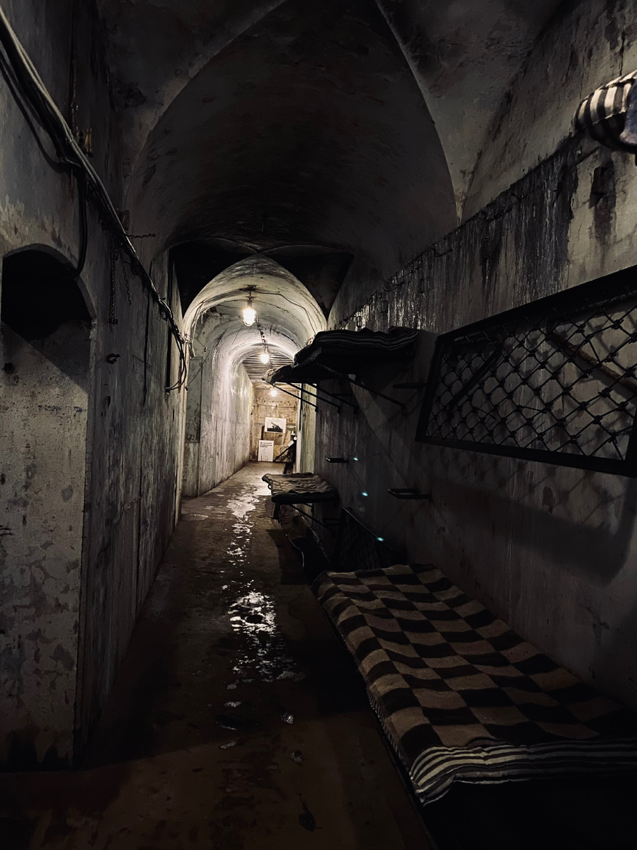 А вот где отдыхали моряки,жутко сыро и холодно