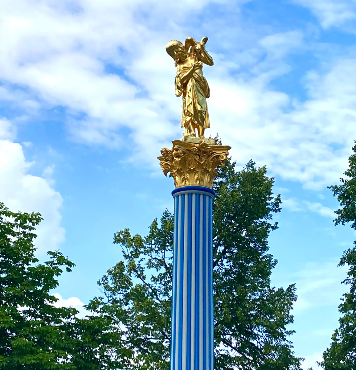 Царицын остров. Хрустальная колонна, подаренная прусским королём  Фридрихом Вильгельмом 4  Александре Федоровне.  Фото автора.