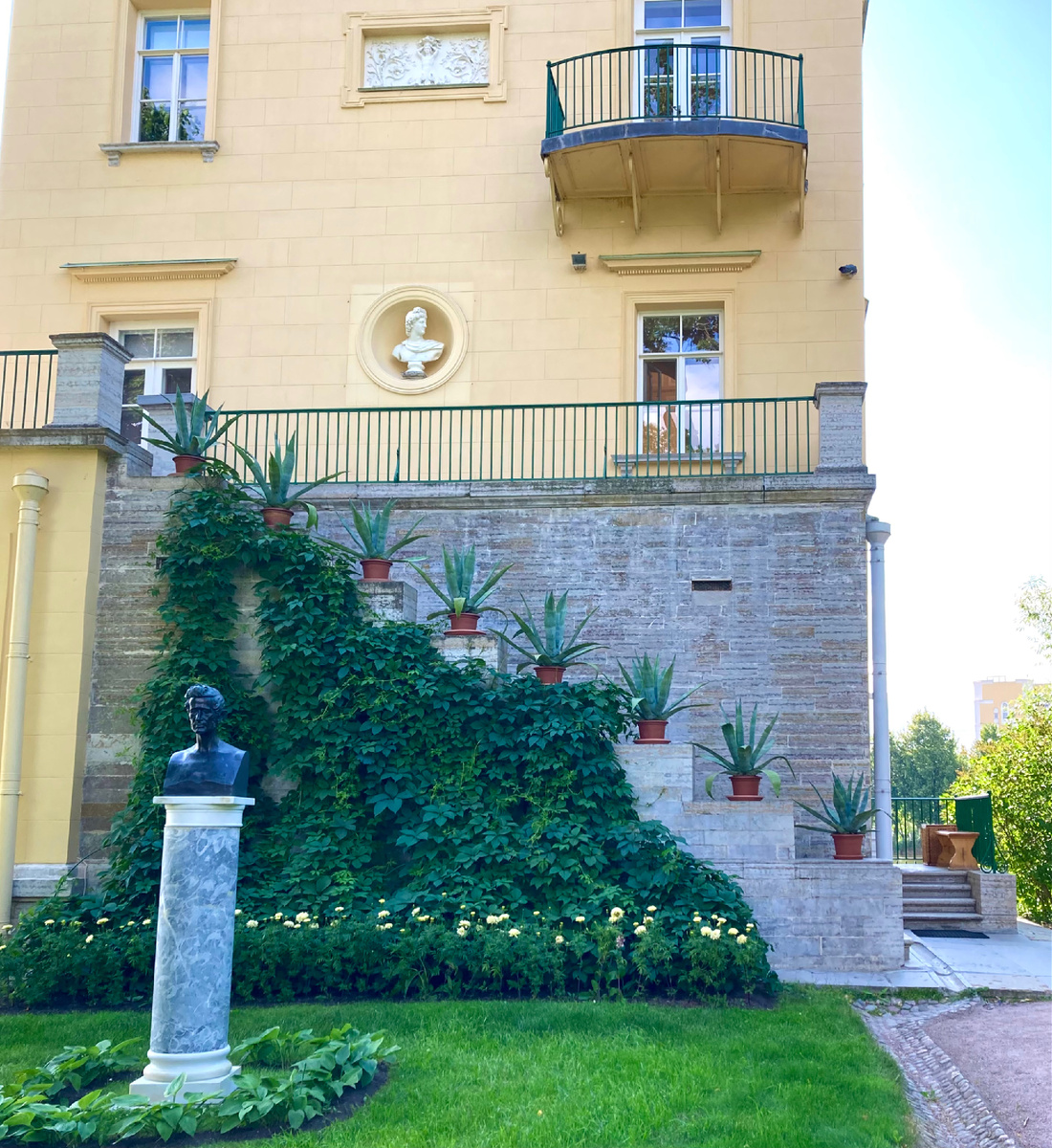 Ольгин павильон на Ольгином  острове. Фото автора.