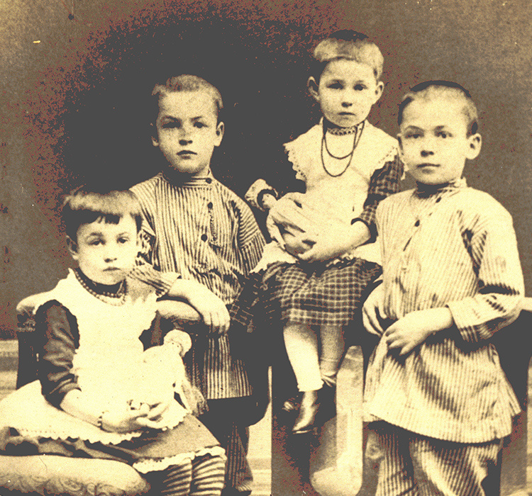 Александр Маковельский (второй слева) с сестрами и братом, 1894 г. Фото: Из архива журнала "Баку"