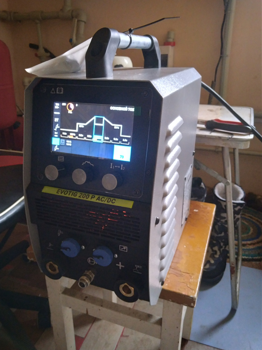 Симпатичный экранчик, всё как на взрослой машине.В этом плане младшая версия не урезана никак.