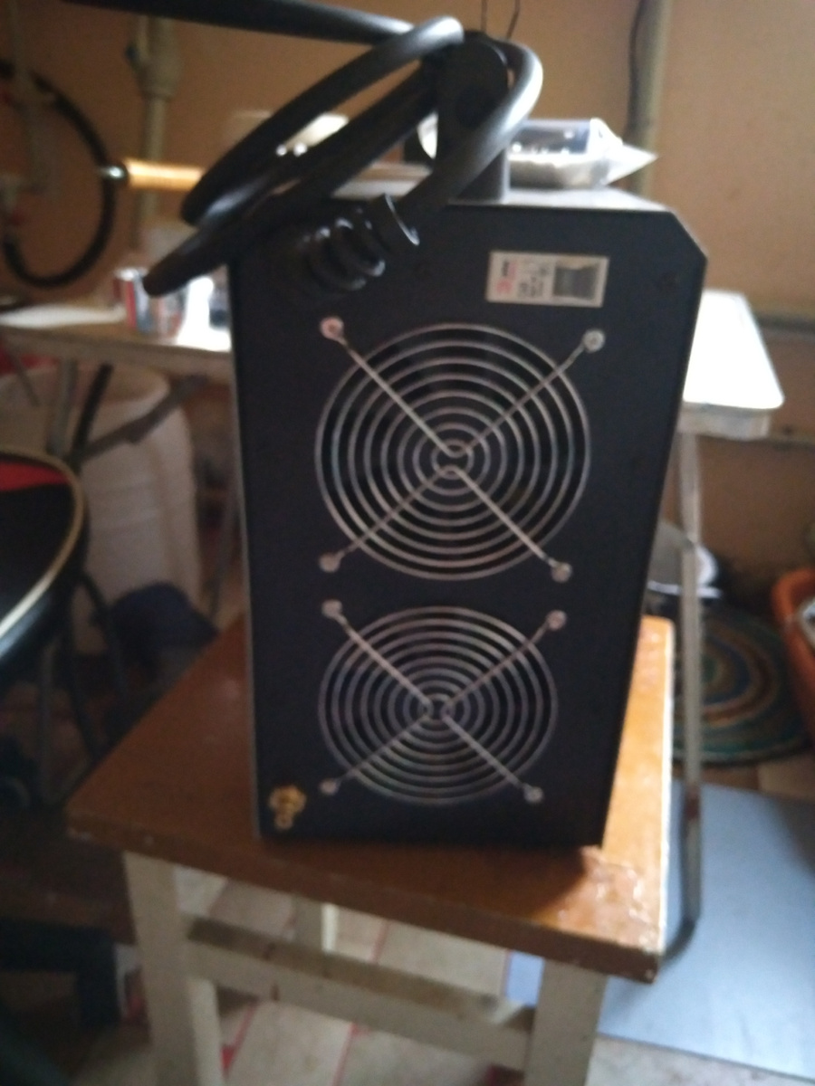 "2 вентилятора, включаются "по  требованию", постоянно не молотят воздух.