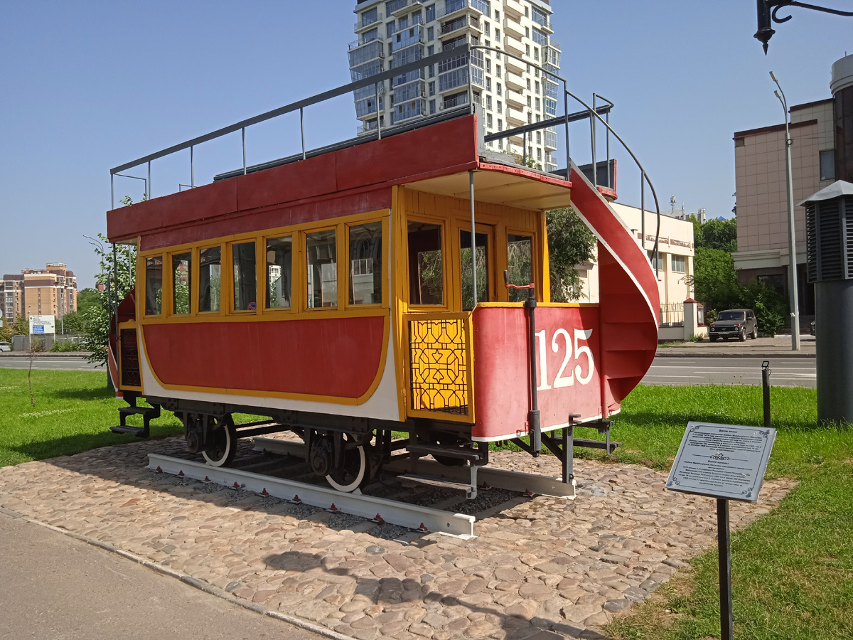 Двухэтажный вагон городской конно-железной дороги. Фото автора, 5 июля 2024г.