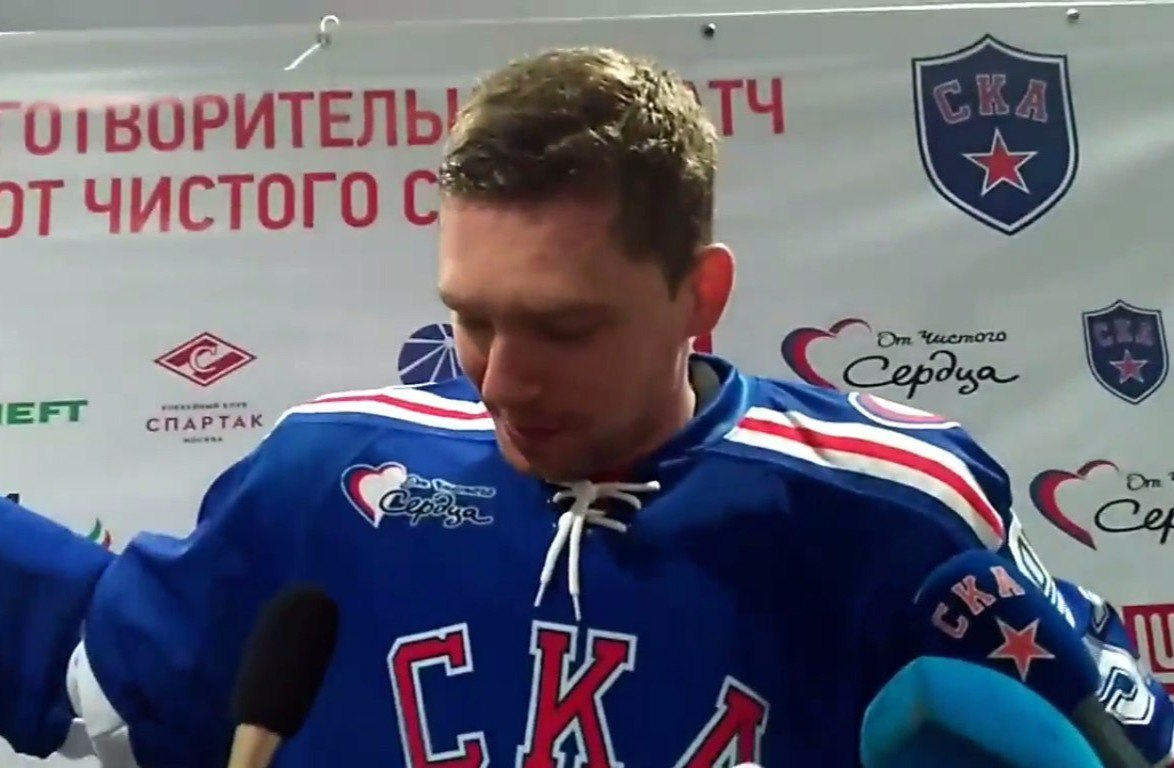 Евгений Кузнецов примеряет свитер клуба из Санкт-Петербурга.