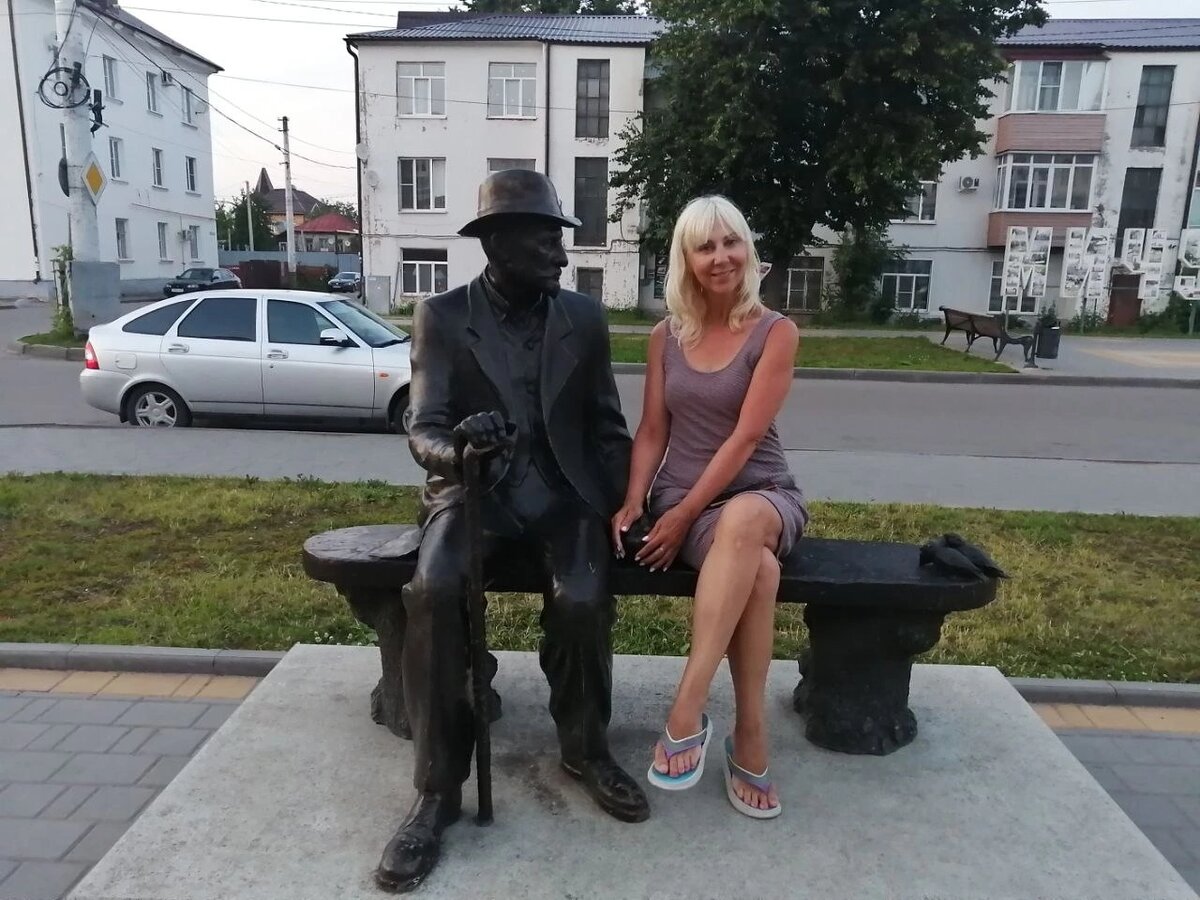 Памятник Мичурину на площади перед вокзалом в городе Мичуринске