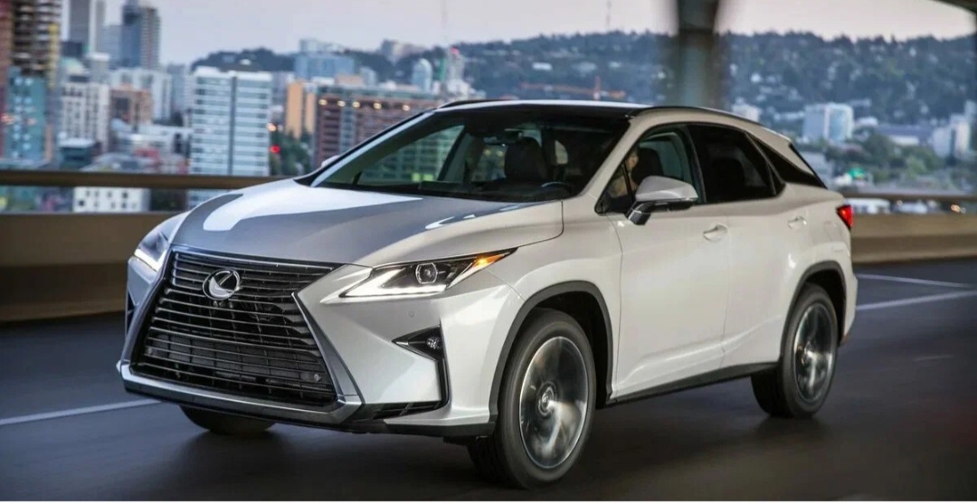 Премиальный среднеразмерный кроссовер, выпускаемый японской компанией Toyota с 1998 года. Впервые был представлен в 1997 году на автосалоне в Чикаго.В салоне Lexus RX предусмотрены сенсорный 12,3‑дюймовый экран, мультимедийная система с поддержкой Apple CarPlay и Android Auto, цветной проекционный дисплей, беспроводная зарядка. 