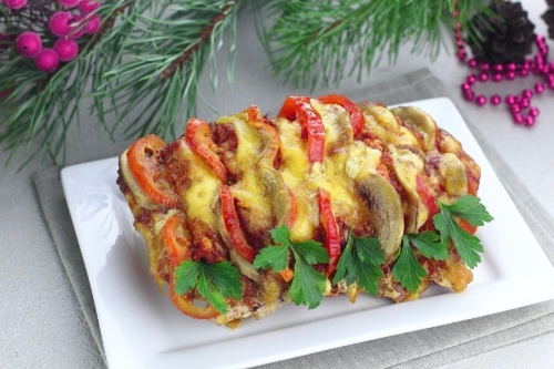 Гармошка из свинины с помидорами, грибами и сыром — сытное горячее мясное блюдо, которое можно приготовить к новогоднему и рождественскому столу и подать самостоятельно, нарезав на порции или с любым гарниром, например, картофельным пюре.