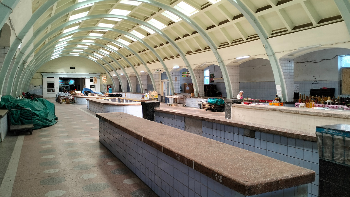 Собираясь из Донецка в обратный путь, завезли волонтеру по уходу за животными Галине Кондрашовой корм для собак, кошек, хомячков и даже кроликов.  По традиции зашли на рынок Донецка.-2