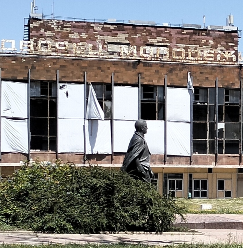 Собираясь из Донецка в обратный путь, завезли волонтеру по уходу за животными Галине Кондрашовой корм для собак, кошек, хомячков и даже кроликов.  По традиции зашли на рынок Донецка.-3