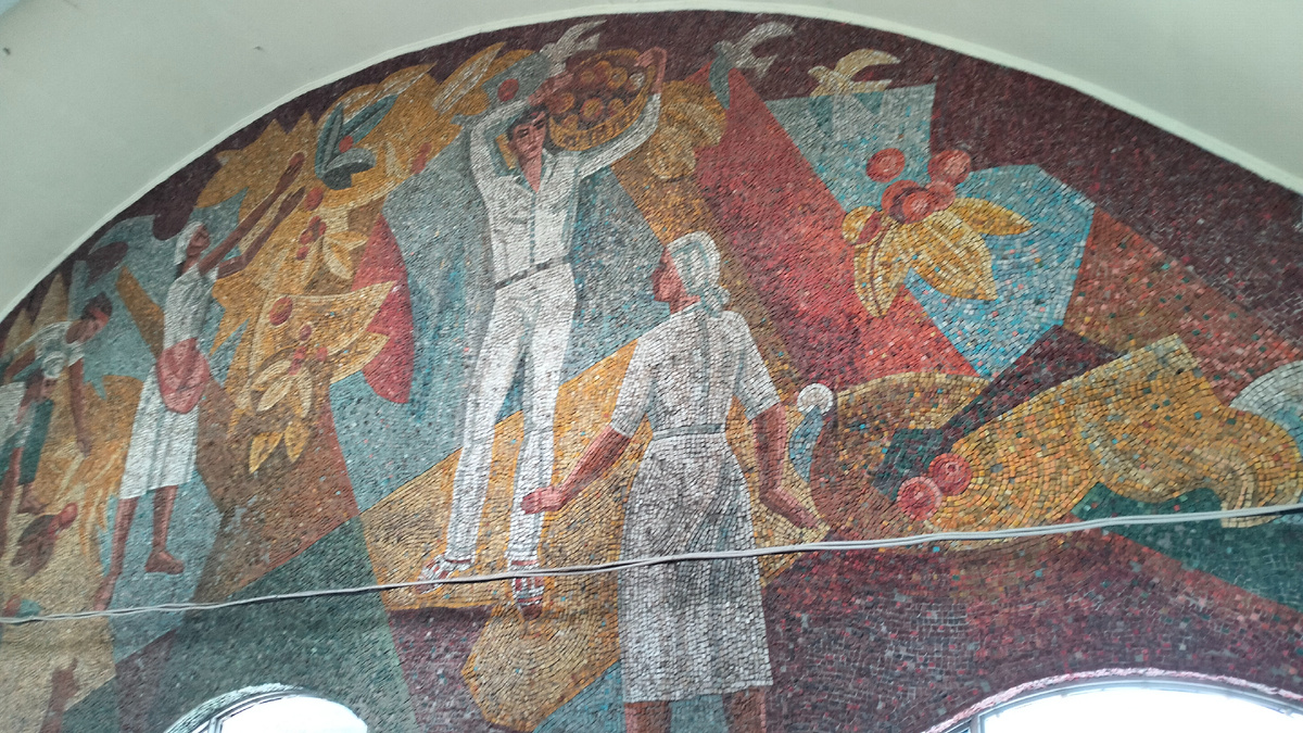 Собираясь из Донецка в обратный путь, завезли волонтеру по уходу за животными Галине Кондрашовой корм для собак, кошек, хомячков и даже кроликов.  По традиции зашли на рынок Донецка.-4