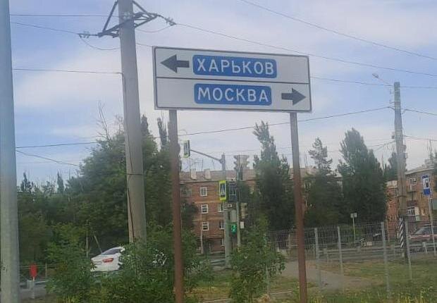 Собираясь из Донецка в обратный путь, завезли волонтеру по уходу за животными Галине Кондрашовой корм для собак, кошек, хомячков и даже кроликов.  По традиции зашли на рынок Донецка.-5