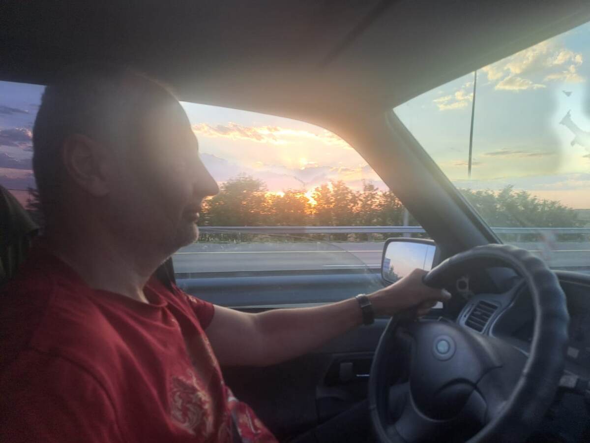 Собираясь из Донецка в обратный путь, завезли волонтеру по уходу за животными Галине Кондрашовой корм для собак, кошек, хомячков и даже кроликов.  По традиции зашли на рынок Донецка.-6