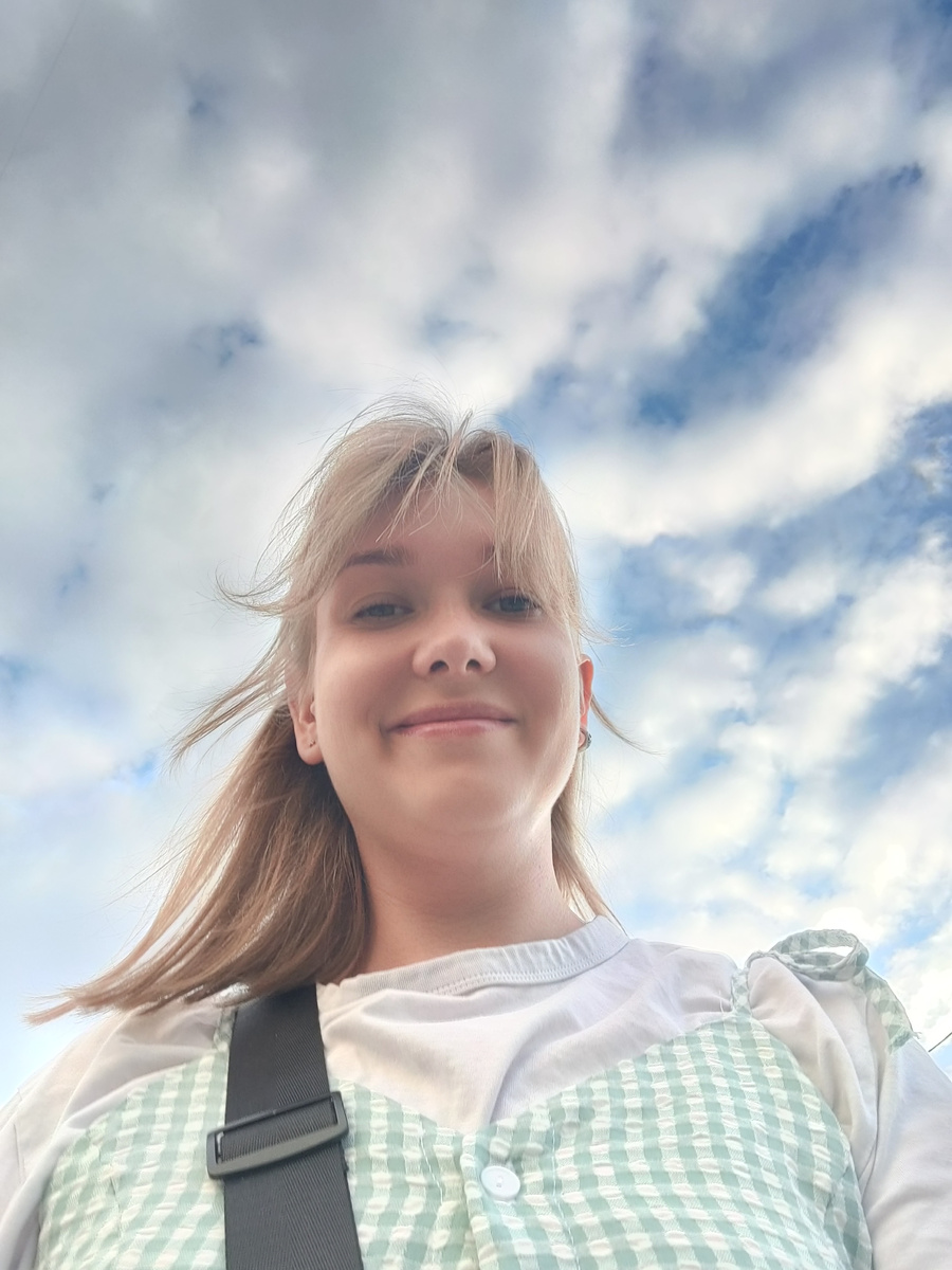 Примерно с такой высоты на меня смотрит Дзен 😅 ладно, пожалуюсь вам, я что зря этот канал создавала?! Начну с того, что в мобильной версии Дзена не предусмотрено быстрое переключение между каналами. И чтобы зайти в аккаунт, нужно выйти из одного, вновь залогиниться и подождать, пока все прогрузится. Как оказалось, это сущий ад, особенно, если ты часто стараешься постить инфу на 2 каналах. И я дружелюбно написала в поддержку, чтобы узнать, когда появится эта фича и на мобильной версии, но ответ Дзена меня уничтожил....