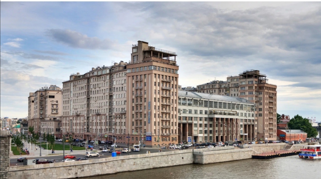 Это Дом на Набережной в Москве. Говорят, что в периметре он около километра, в нём около 500 квартир и много подьездов. Вот в такой большой и интересный дом со своей историей привела меня моя душа. В прошлой жизни я однозначно жила в этом доме, в этом городе и любила всё здесь. Не всё вспомнилось и не всё понятно зачем мне это нужно, но я доверяю себе, своей душе, если привела значит так нужно было... Так интересно, что ещё душа придумала для меня... Как видите путешествия не только расширяют кругозор, но и помогают узнать себя... 