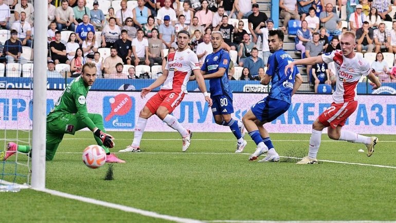    Эпизод у ворот Александра Максименко в матче с «Оренбургом».ФК «Оренбург»