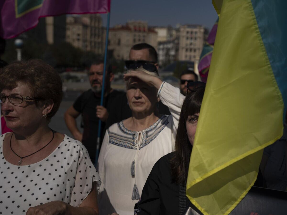    Акция родственников украинских военнопленных в центре Киева© AP Photo / Bram Janssen