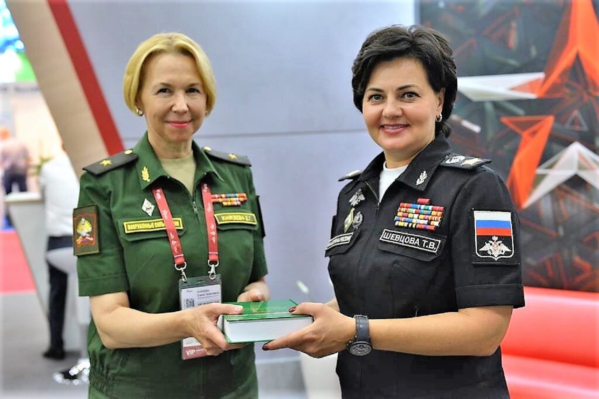 На фото из сети: генерал-майор ВС РФ Елена Князева и действительный государственный советник 1 класса Татьяна Шевцова. Разница в цвете:  "дубов" на петлицах, нашивок и звезд на погонах. У военных цвет золота, у госслужащих- серебряный.