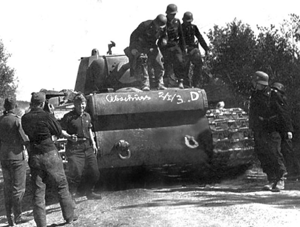 Немецкие военнослужащие осматривают «расейняйский КВ», 25 июня 1941 года