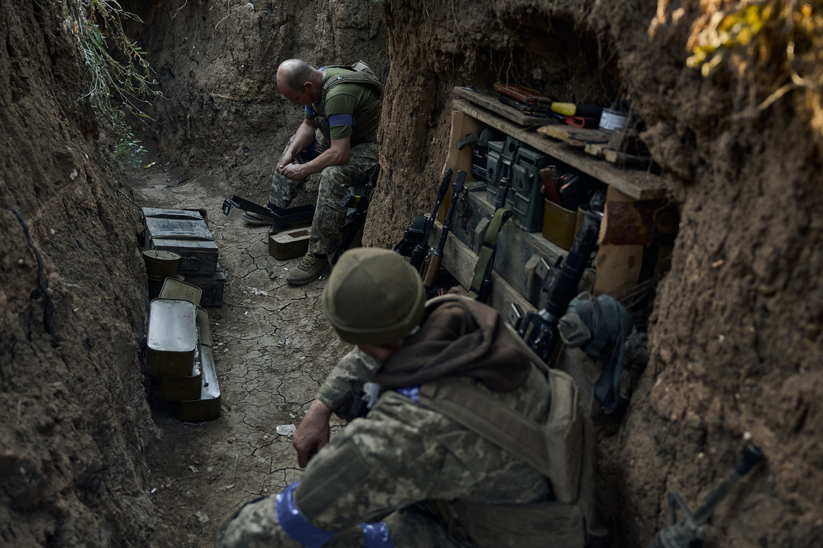     Украинские боевики в окопах в районе Торецка / Gettyimages.ru / Kostiantyn Liberov / Libkos