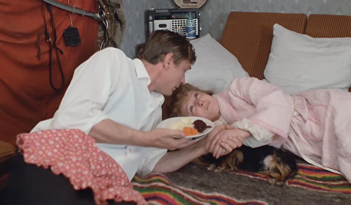    Фото: кадр из фильма "Любовь и голуби" (1984)