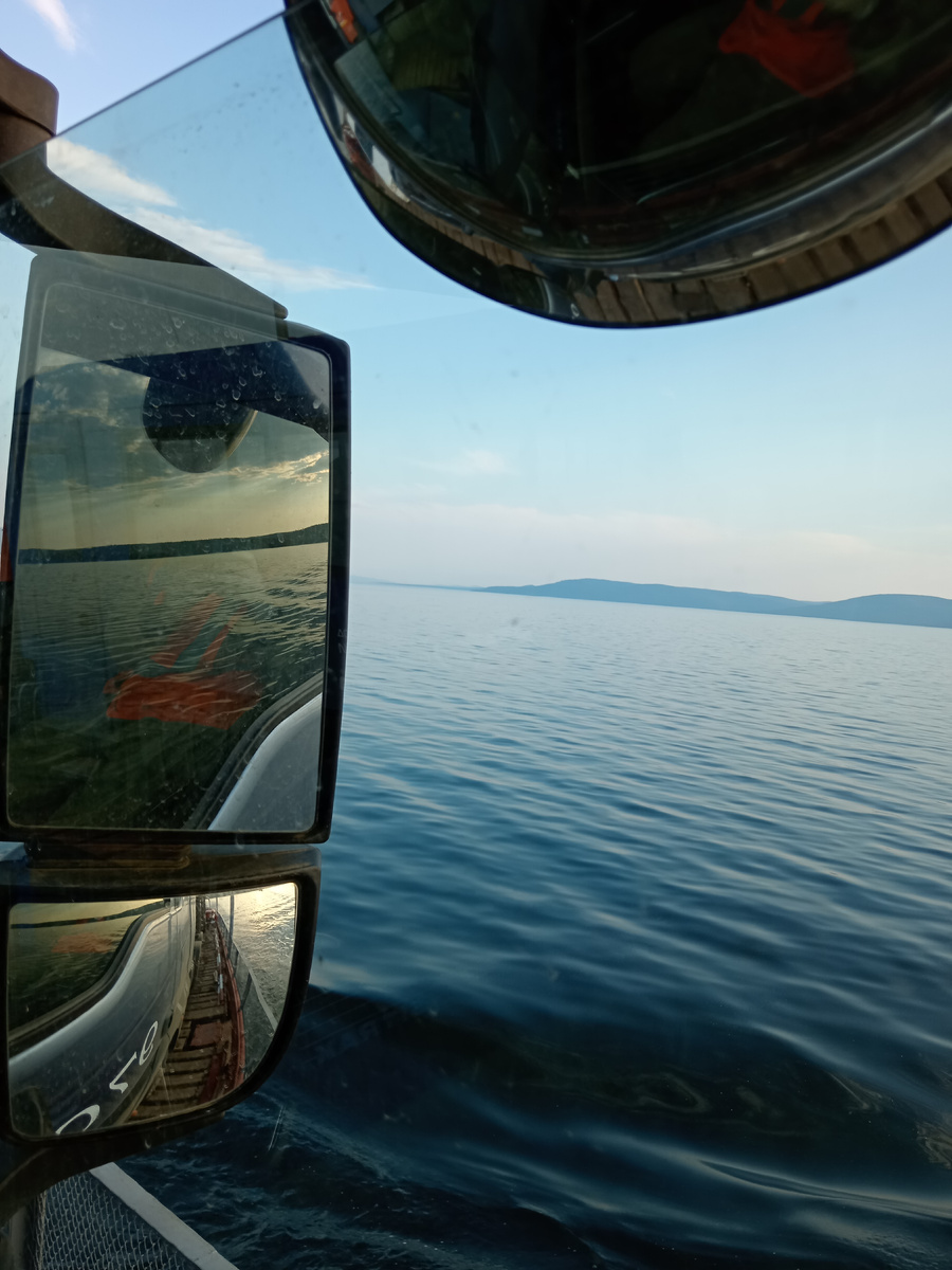 Время переезда на пароме занимает в среднем чуть больше часа. 