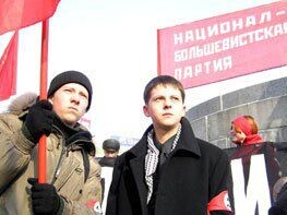 Ростислав Журавлёв (с флагом) на митинге нацболов