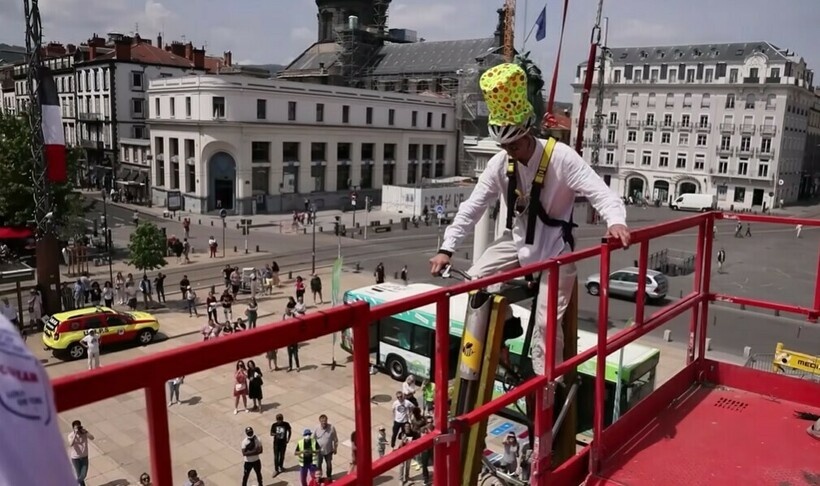    Видео: мужчина прокатился на самом высоком велосипеде планеты