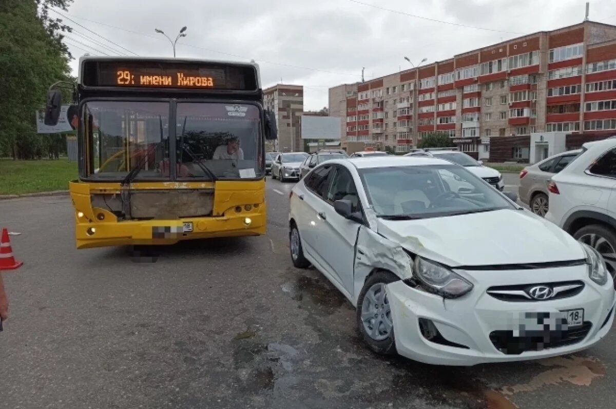    Водитель иномарки по невнимательности угодил под колёса автобуса в Ижевске