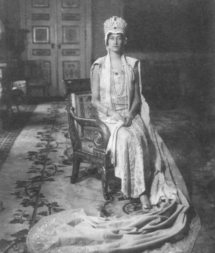 Принцесса Антония Люксембургская, кронпринцесса Баварии. Фотограф Франц Грайнер. Кронпринцесса Антония Баварская, жена последнего баварского кронпринца, была дочерью великого герцога Гийома IV Люксембургского. В 1921 году она стала второй женой кронпринца Рупрехта, потерявшего трон после Первой мировой войны. Несмотря на это, Антония позировала для серии грандиозных портретов , надев драгоценности из семейной сокровищницы. Фотографии были сделаны известным немецким фотографом Францем Грайнером, у которого была студия в Мюнхене.