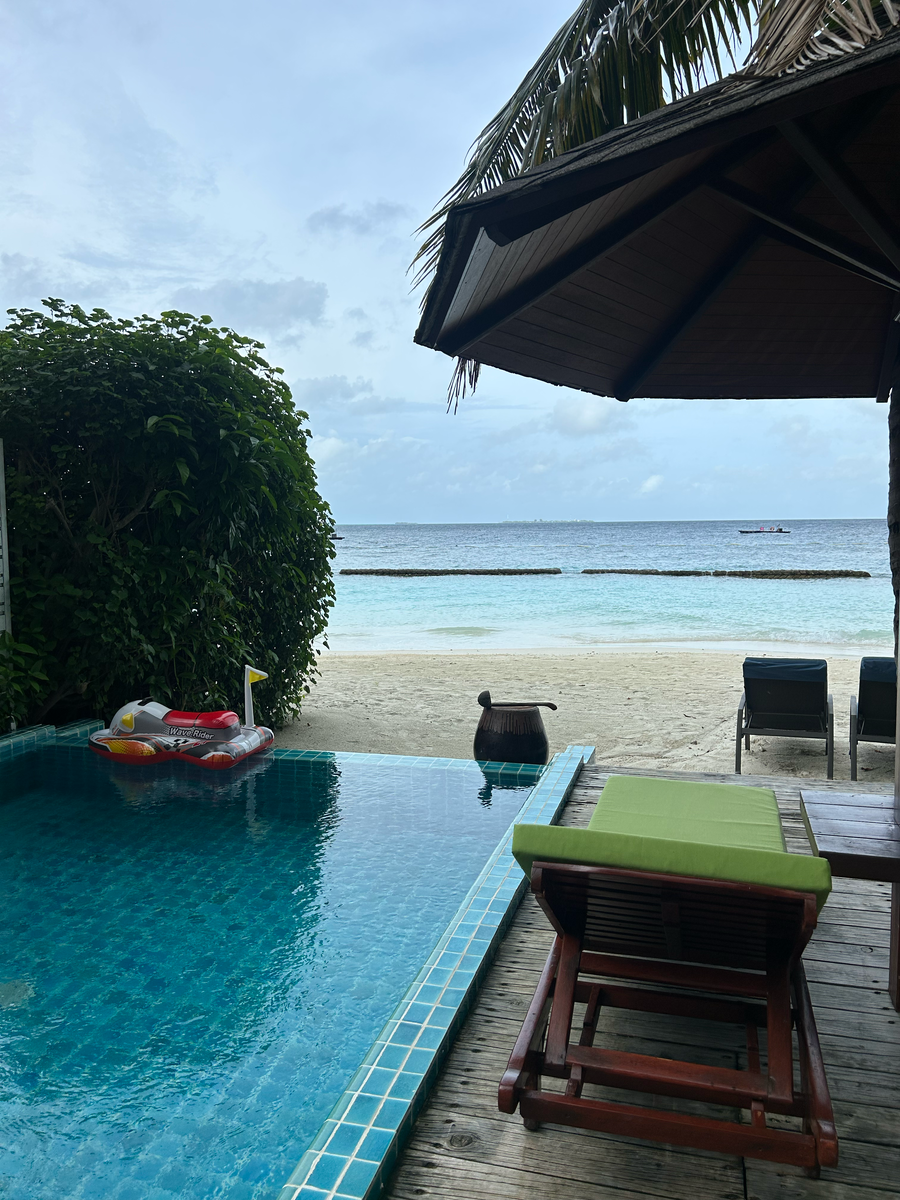 в карусели две виллы в разных отелях с бассейнами. разница наглядная)